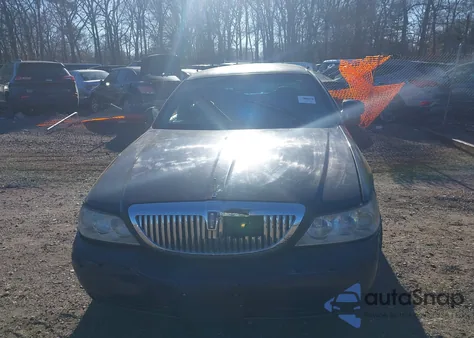 2004 Lincoln Town Car Signature z USA, uszkodzony, nr VIN 1LNHM81W94Y610037